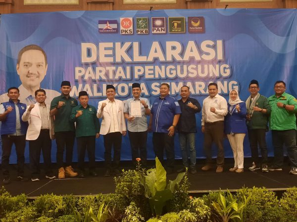 LJNews-Pimpinan parpol Koalisi Semarang Maju mengibarkan bendera sebagai simbol mereka resmi berkoalisi. Sabtu (27/7/2024)